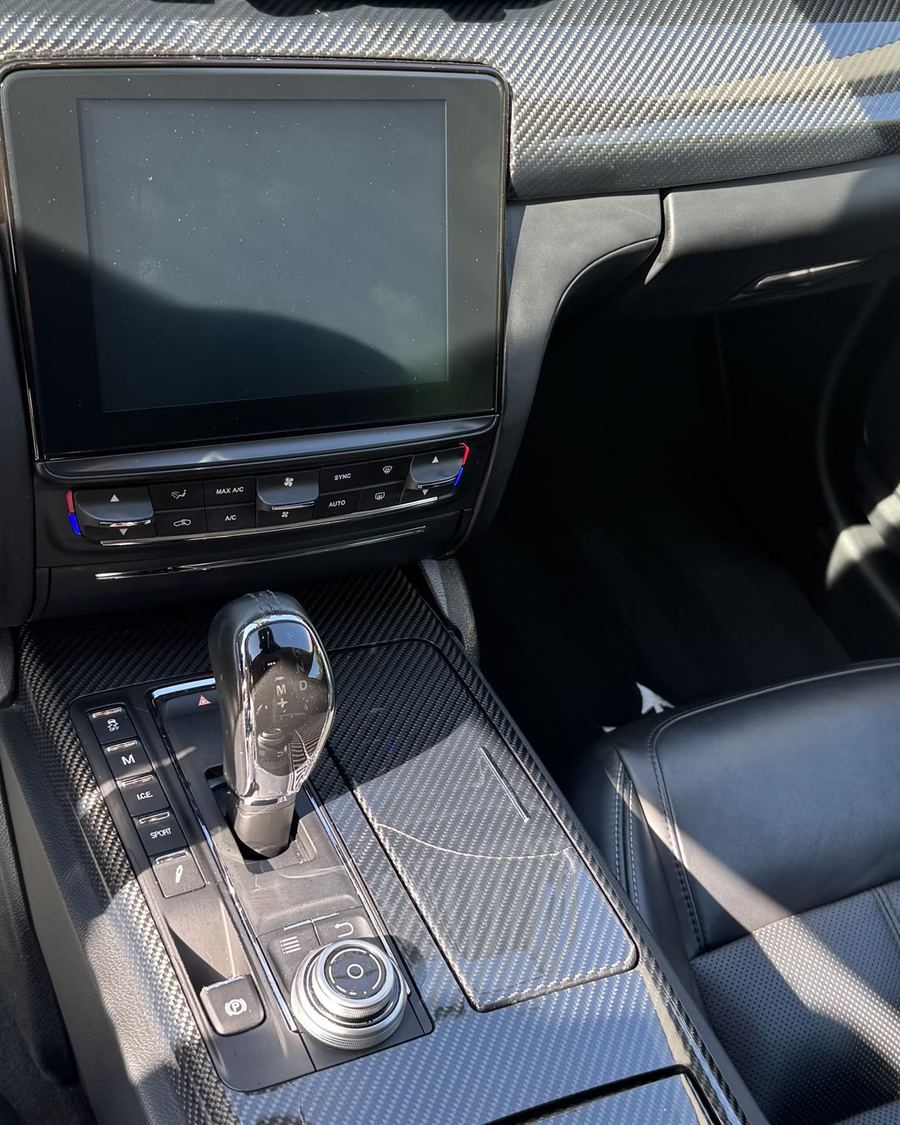 Mittelkonsole und Cockpit des Maserati Ghibli nach der Innenraum-Aufbereitung: Carbon-Blenden, Wählhebel und Ledersitze