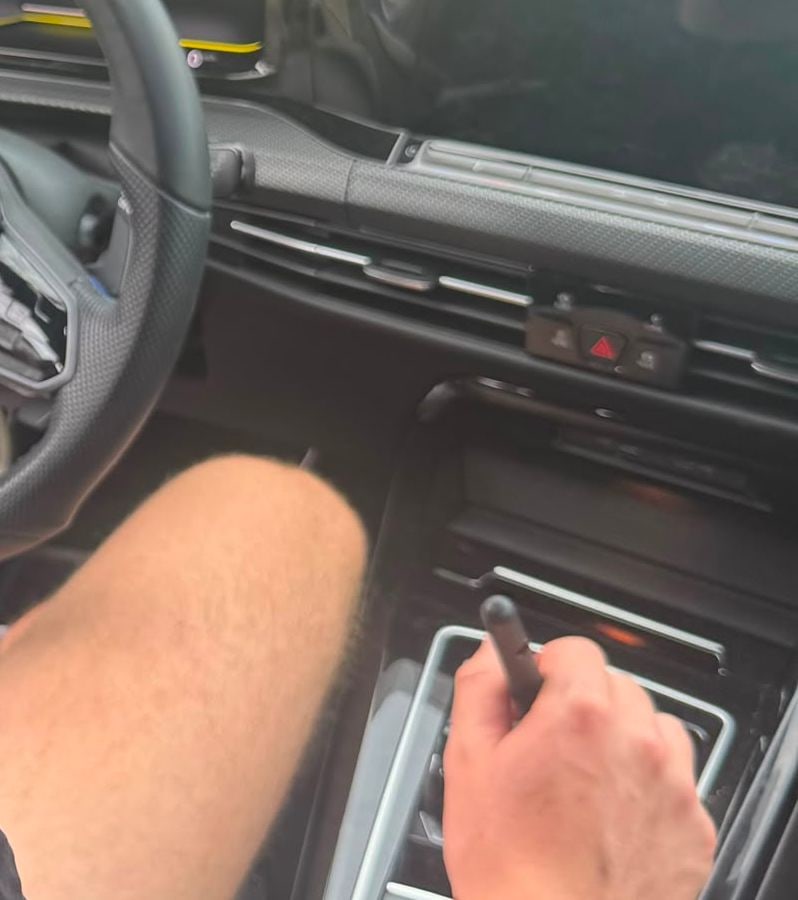 Lüftungsdüsen und Mittelkonsole eines VW Golf R werden mit einem Detailwerkzeug gereinigt