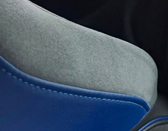 Sportsitz eines VW Golf R aus blauem Leder und grauem Alcantara nach der Aufbereitung
