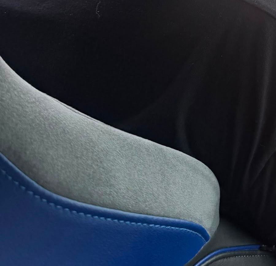 Leder- und Alcantara-Flächen des Fahrersitzes im VW Golf R