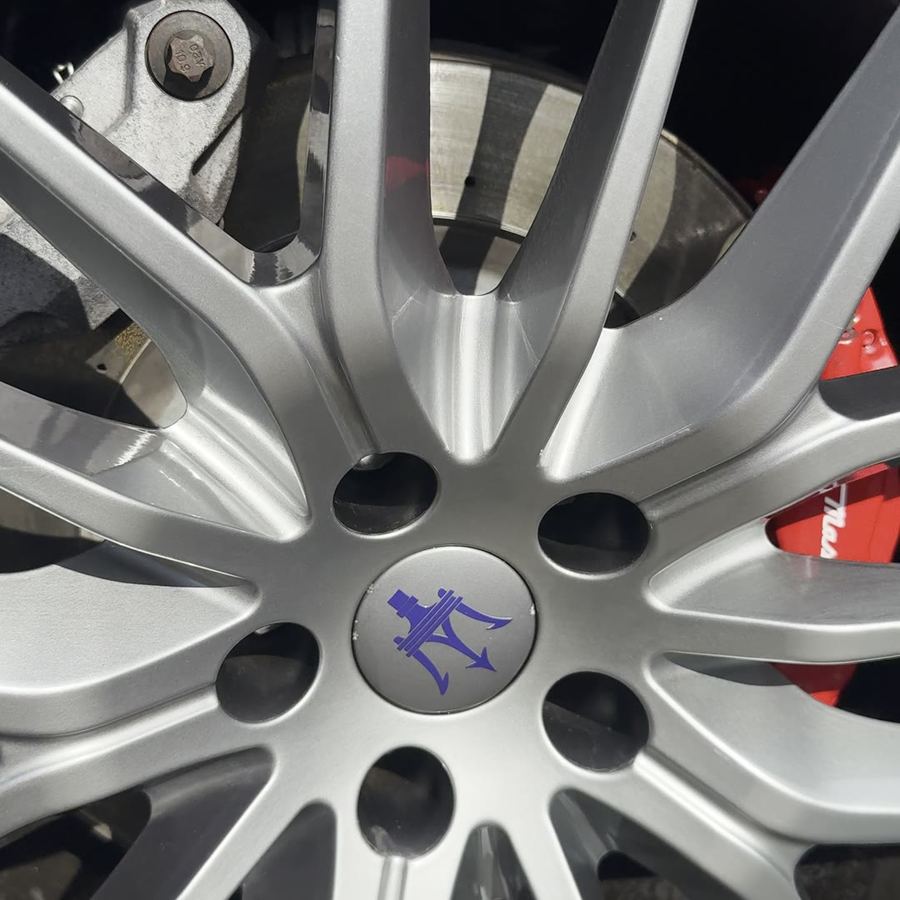Felge des Maserati Ghibli nach der Reinigung