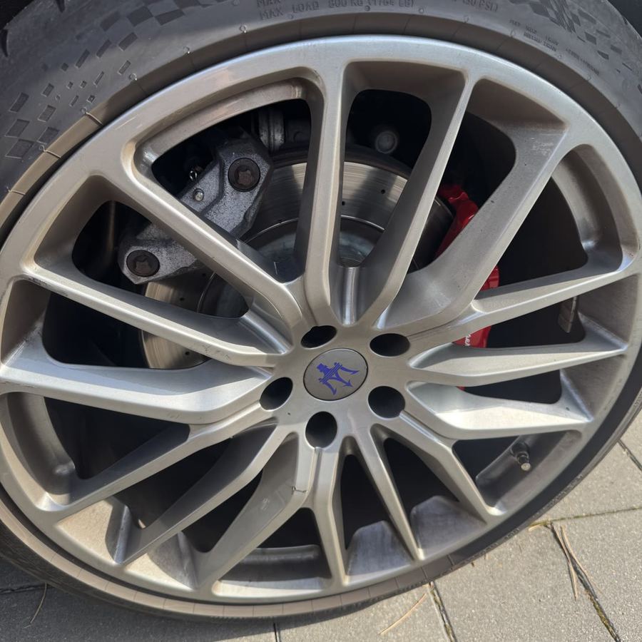 Felge des Maserati Ghibli vor der Reinigung, mit Bremsstaub